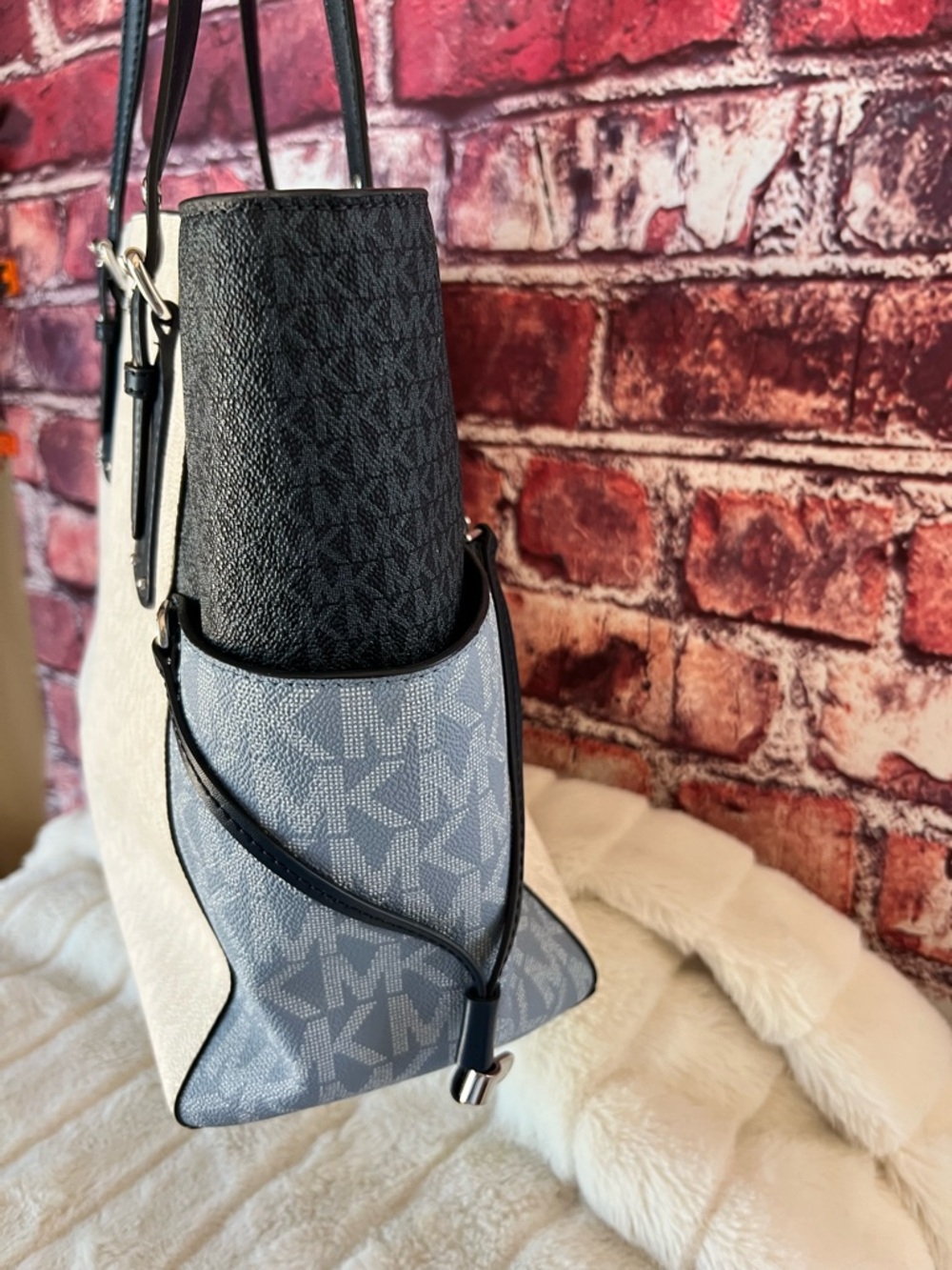 Michael Kors Voyager Large Color-Block Signature Tote - Picture 6 of 10